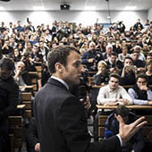 A Marseille, Macron débute sa campagne en terre frontiste avec des accents populistes